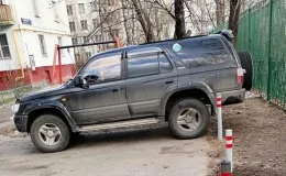 На Юных Ленинцев восстановили парковочные столбики